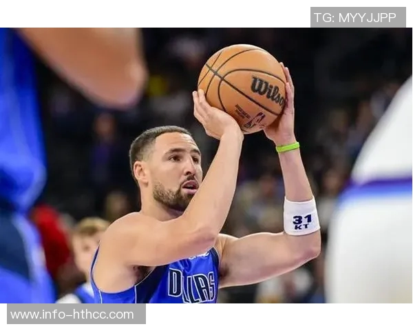 克莱汤普森生涯达成17000分里程碑临时总经理芬利亲自赠送比赛用球 克莱汤普森生涯达成17000分里程碑临时总经理芬利亲自赠送比赛用球