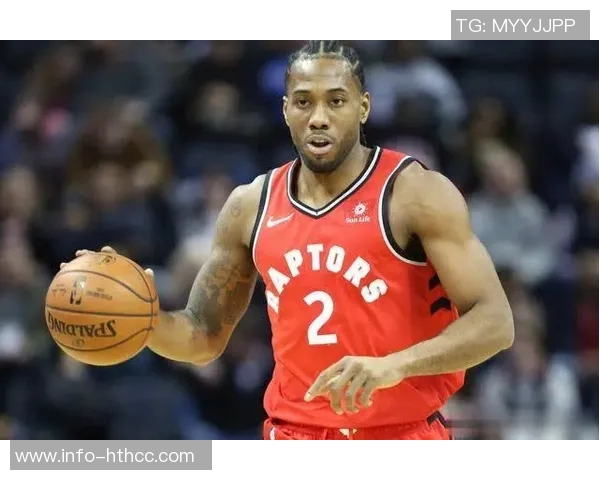 克莱汤普森生涯达成17000分里程碑临时总经理芬利亲自赠送比赛用球 克莱汤普森生涯达成17000分里程碑临时总经理芬利亲自赠送比赛用球